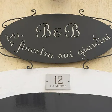 La Finestra Sui Giardini 住宿加早餐酒店 圣埃拉莫因科莱